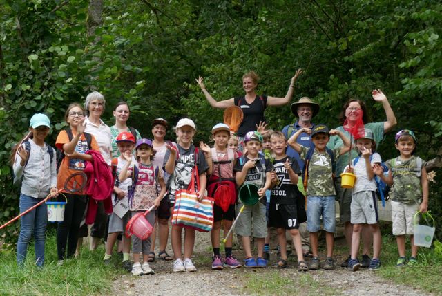 Kinder und Begleiter beim "Ein Tag am Bach" Ferienprogra